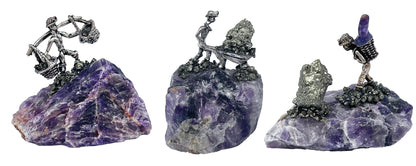Figurine de chercheur d’or sur fluorite avec pyrite