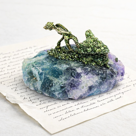 Figurine de chercheur d’or sur fluorite avec pyrite